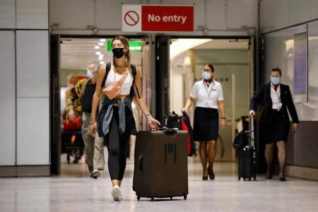 지난 8월 영국 수도 런던의 히스로 공항 5번 터미널에 여행객들이 도착하고 있다. /사진=AFP