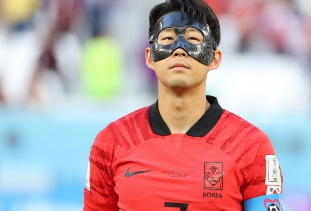 축구 선수 손흥민은  '2022 카타르 월드컵'에서 마스크를 착용한 채로 경기에 임했다. /사진=연합뉴스