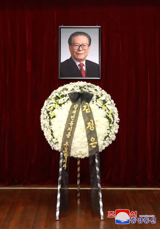 김정은 북한 국무위원장은 주북 중국대사관에 '강택민(장쩌민) 동지를 추모합니다'라는 글귀가 적힌 화환을 보냈다. / 사진=연합뉴스