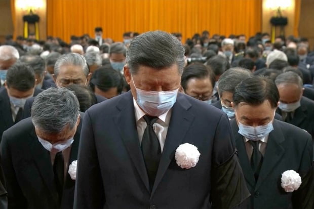 시진핑 중국 국가주석(가운데)이 지난 6일(현지시간) 베이징 인민대회당에서 열린 고(故) 장쩌민 전 국가주석 추도대회에서 다른 관리들과 함께 묵념하고 있다. / 사진=연합뉴스