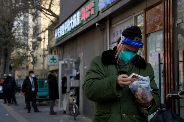 구입한 약 살펴보는 중국 베이징 시민. /사진=AP