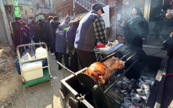  '대현동 이슬람사원 건립 반대 비대위'가 2022년 12월 15일 대구 북구 대현동 이슬람 사원 공사장 앞에서 통돼지 바비큐를 구워 먹는 행사를 열고 있다. / 사진=연합뉴스