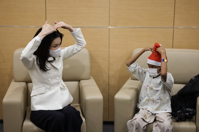 김건희 여사가 21일 서울 송파구 서울아산병원에서 심장질환 수술을 받고 회복 중인 캄보디아 아동 옥 로타군을 만나고 있다. / 사진=대통령실 제공