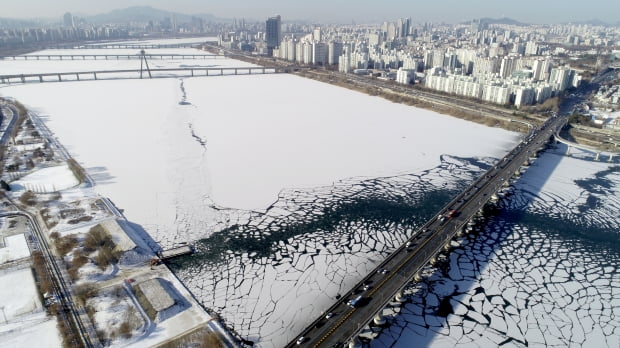 얼어붙은 한강 / 사진=연합뉴스