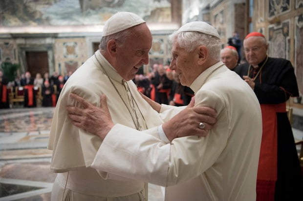 생전인 2016년 베네딕토 16세 전 교황(오른쪽)과 프란치스코 교황이 인사하는 모습. / 사진=연합뉴스