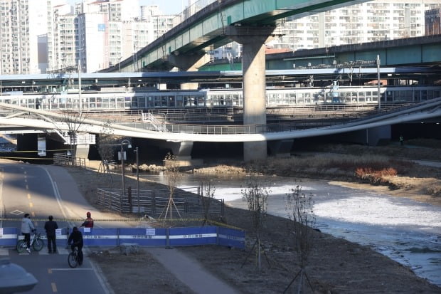  3일 오전 서울 영등포구 도림동과 신도림역을 잇는 도림보도육교가 내려앉아 진입이 통제, 시민들이 우회하고 있다. /사진=연합뉴스