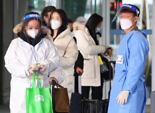 인천국제공항 제1여객터미널 입국장에 중국발 항공기 탑승자들이 방역 관계자들의 안내를 받으며 이동하고 있다.(사진=연합뉴스)