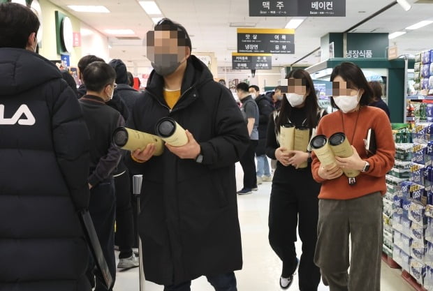     Cidadãos que compraram uísque em um E-Mart em Yongsan, Seul, deixam o mercado no sexto dia.  / yunhap notícias