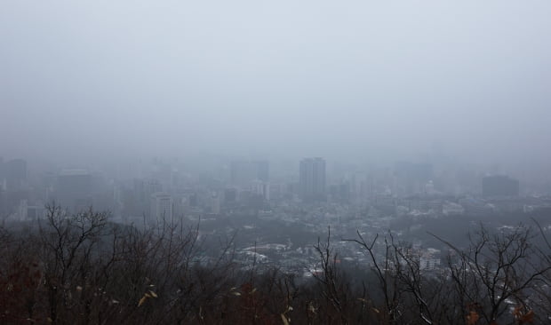 전날인 7일 서울 남산에서 내려다본 서울 도심. 사진=연합뉴스