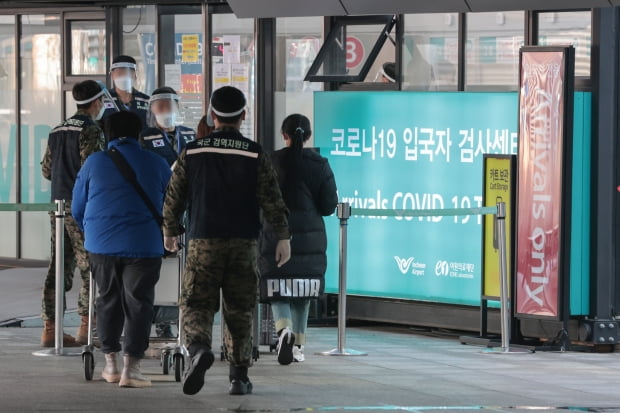 9일 오전 인천국제공항 제1여객터미널로 입국한 중국발 입국자들이 코로나19 검사센터로 향하고 있다./사진=연합뉴스