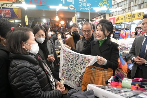 김건희 여사가 11일 대구 서문시장을 방문, 상인과 대화하고 있다.  사진=연합뉴스