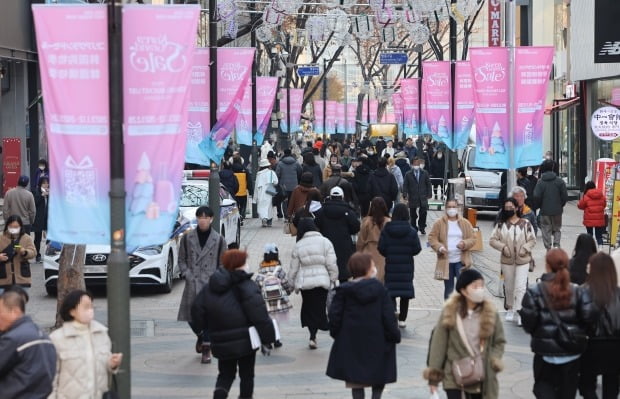 서울 중구 명동거리가 관광객과 시민들로 북적이고 있다. 사진=연합온라인카지노