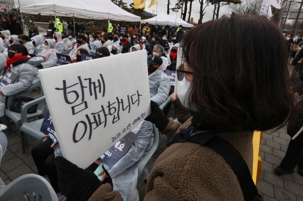 14일 오후 서울 용산구 전쟁기념관 앞에서 열린 10.29 이태원 참사 유가족협의회·10.29 이태원 참사 시민대책회의 주최 3차 시민추모제에서 한 참석자가 손팻말을 들고 있다. 사진=연합뉴스