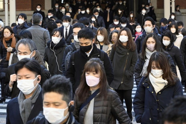 지난 20일 일본 도쿄역 근처에서 출근하고 있는 일본 시민들. / 사진=AP