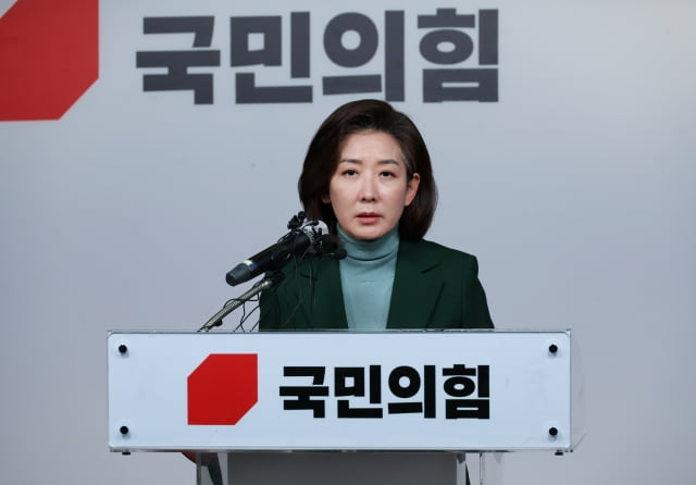 나경원 전 의원이 25일 오전 서울 여의도 국민의힘 당사에서 기자회견을 열어 전당대회 불출마를 선언하고 있다.  / 사진=연합뉴스