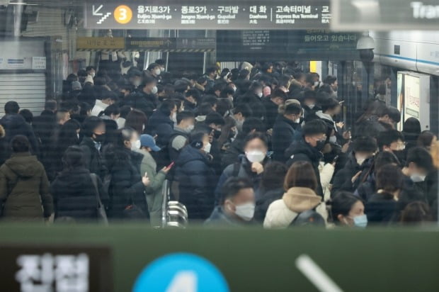 서울 지하철 3·4호선 충무로역에서 퇴근길 시민들이 지하철을 기다리고 있다. 사진=연합뉴스
