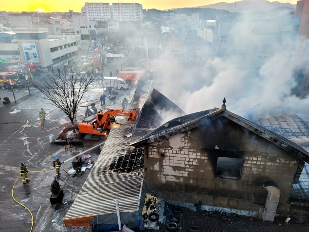  28일 새벽 불이난 강릉시 금학동의 상가에서 소방대원들이 잔불 정리작업을 하고 있다. 사진=연합뉴스