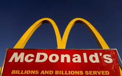 맥도날드,인플레이션속에 매출 순익 모두 기대 이상