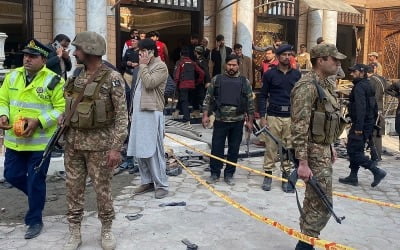 파키스탄 모스크 예배 중 자폭 테러…"경찰 노렸다" 