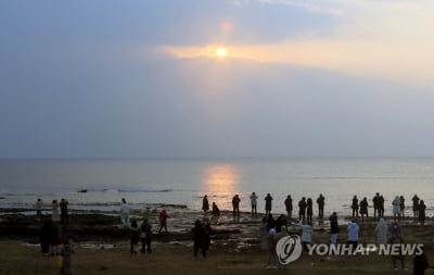 제주 성산일출봉·한라산도 해맞이 인파로 '북적'