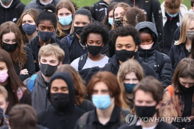 "히틀러만세" "숨 못쉬어" 희화화…美학교 차별 신고 역대최다