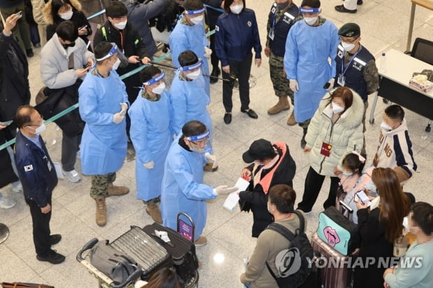 중국발 입국자 PCR 검사 첫날…인천공항 '혼선·당혹'