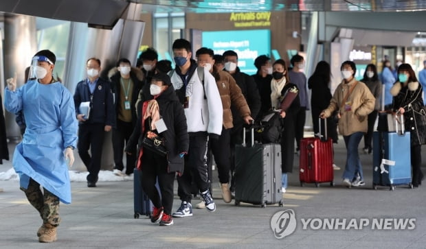 중국발 입국자 PCR 검사 첫날…인천공항 '혼선·당혹'