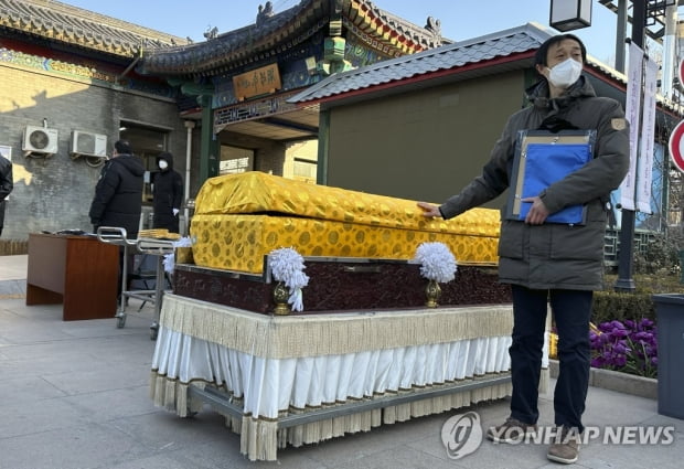 中, '위드 코로나' 이후 사망자 폭증에 아우성…"시스템 마비"