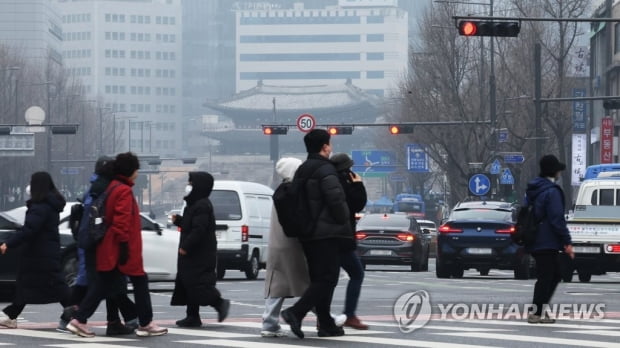 미세먼지 낀 뿌연 하늘 계속…낮 최고 3∼12도