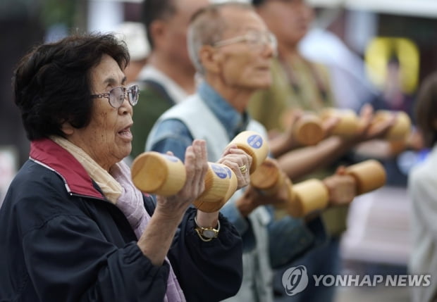 "韓 고령층 40%가 일해"…NYT '은퇴 못하는 아시아 노인들' 조명