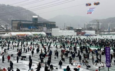 "짙은 미세먼지 피하자"…야외 관광지는 한산, 실내는 인파