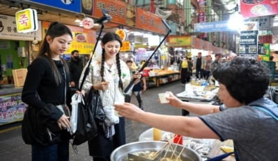 예능 콘텐츠 '뉴진스 코드 인 부산' 인기몰이…관광상품화