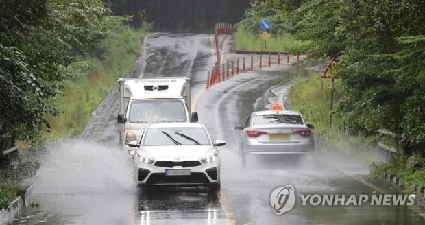 한라산 최대 300㎜ 폭우에 강풍…제주공항 결항·지연