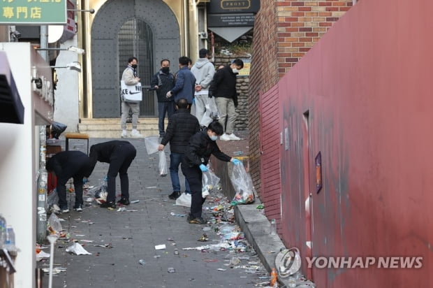 "폭 3.2ｍ 이태원 골목에 1㎡에 10.7명 빽빽…떠밀리다 넘어져"