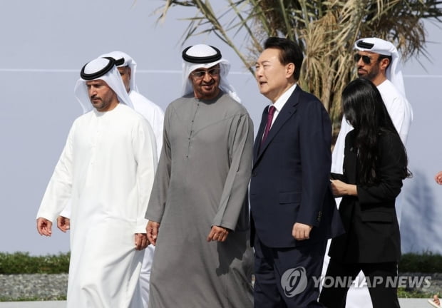 '수출 1호' UAE바라카 원전 찾은 尹…'추가협력·3국 진출' 강조