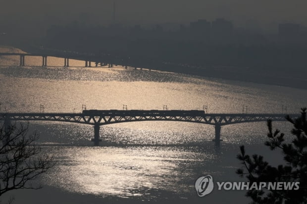 낮까지 전국 곳곳 비…수도권·충남 미세먼지 '나쁨'