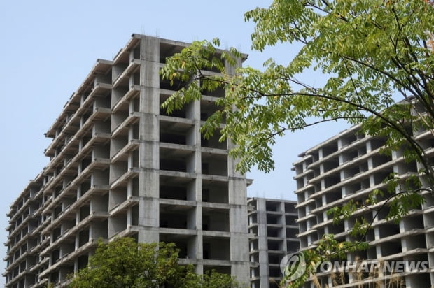 중국 곳곳서 아파트 건설 중단…전재산 투자한 서민들 날벼락