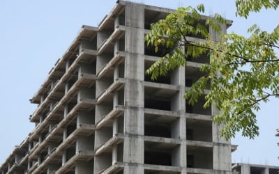 중국 곳곳서 아파트 건설 중단…전재산 투자한 서민들 날벼락