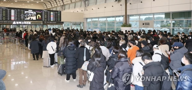 100ｍ 넘는 제주공항 대기줄…"새벽부터 줄 섰는데 기약없다"