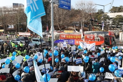 李 출석에 서초동 식당가 '반짝 특수'…조사실엔 곰탕 배달