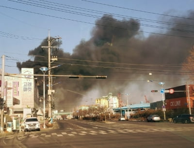 인천항 사료 창고 건물 큰불…대응 1단계 발령