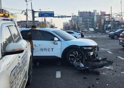인천 교차로서 승용차-택시 충돌…20대 운전자 부상