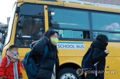  법원·우체국·은행서도 대부분 착용…"아직 벗기 어색"