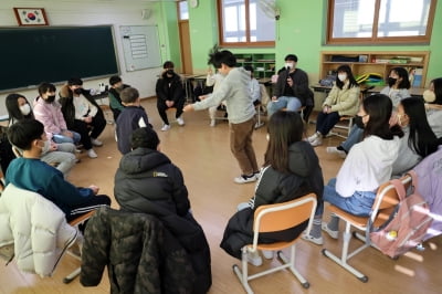  "아직은 쓰고 싶어요" 대부분 학생·교직원 착용