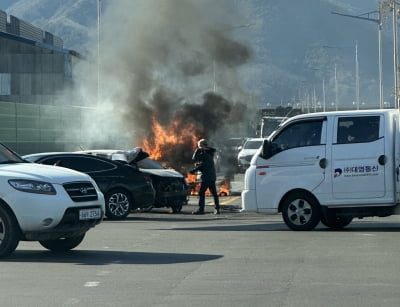 창원 삼동교 사거리서 2중 추돌 사고로 차량 화재…1명 경상