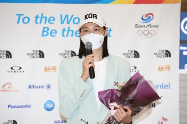 Kim Yeon-kyung, captain of the women's volleyball team, arrives at Incheon International Airport on the afternoon of August 9, 2021, after completing the 2020 Tokyo Olympics schedule, and expresses her feelings.  / Photo = News 1