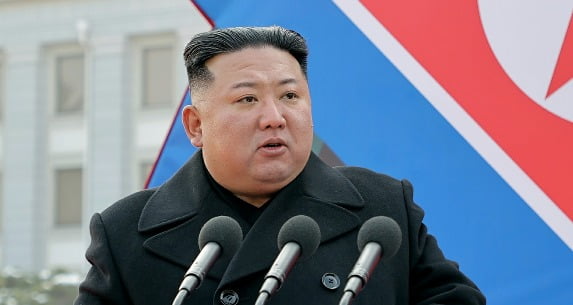 지난달 31일 초대형 방사포 증정식에서 연설하는 김정은 국무위원장. / 사진=뉴스1