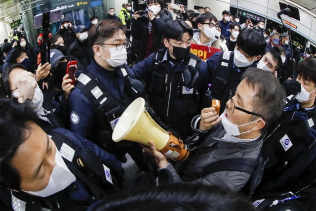 서울 동대문역사공원역에서 역장이 전국장애인차별철폐연대(전장연) 활동가들을 제지하기 위해 안내방송 하고 있는 모습. / 사진=뉴스1