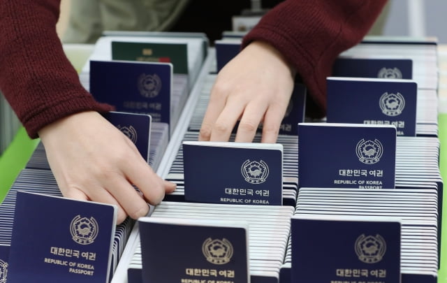 각국의 출입국 규제 완화에 신종 코로나바이러스 감염증(코로나19)으로 인해 주춤했던 해외 여행객이 급증하고 있는 4일 오전 경기 수원시 여권민원실에서 직원이 발급된 여권을 정리하고 있다. / 사진=뉴스1