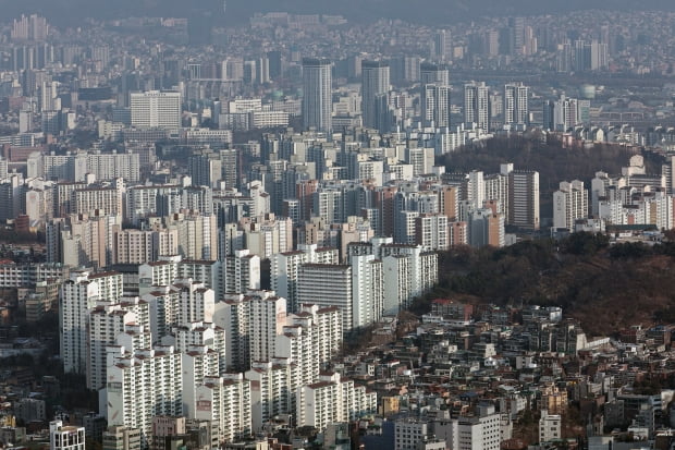 서울 중구 남산에서 바라본 도심의 아파트 단지. 사진=뉴스1